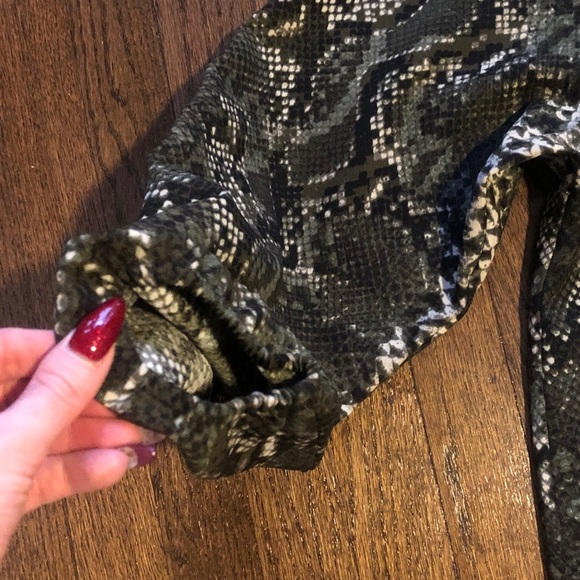 H&M Elegant Black Snake Animal Print Flowy 3/4 Sleeve Tunic - Picture 5 of 6